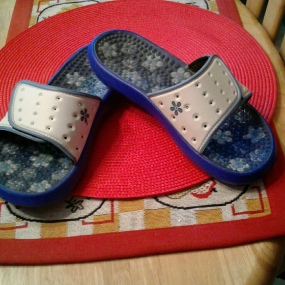 nike slides $20